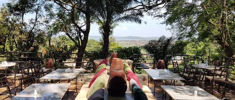 Petit déjeuner, déjeuner et dîner servis sur place