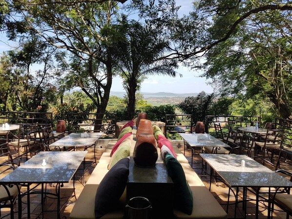 Petit déjeuner, déjeuner et dîner servis sur place