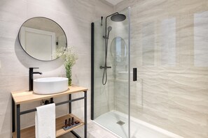 Shower, hair dryer, towels - iloftmalaga Calderería II (Malaga)