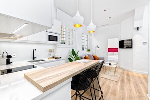 Kühlschrank, Mikrowelle, Wasserkocher mit Kaffee-/Teezubehör, Toaster