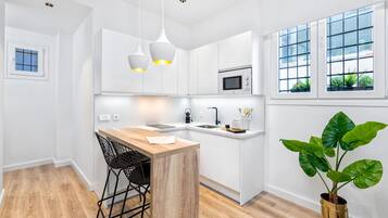 Réfrigérateur, micro-ondes, cafetiÚre/bouilloire, grille-pain