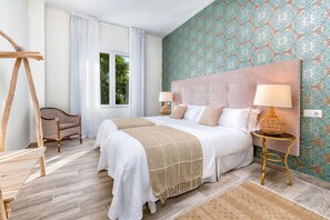 4 bedrooms, iron/ironing board, internet, bed sheets