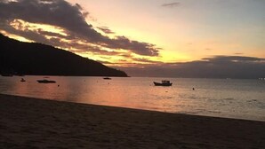 Na praia, areia branca 