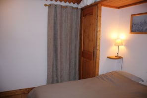 2 bedrooms, iron/ironing board, WiFi
