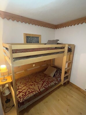 2 bedrooms, iron/ironing board, WiFi
