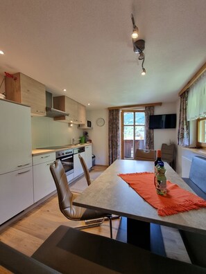Microwave, oven, dishwasher, high chair - Beautiful apartment for 6 people with WIFI, TV and patio (See)