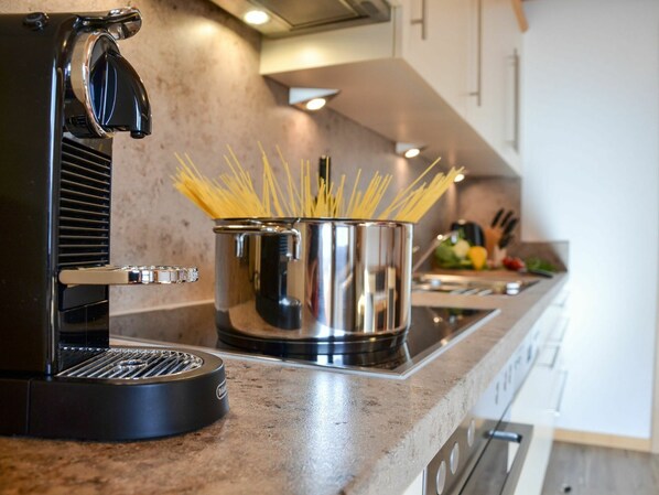 Mikrovågsugn, ugn, diskmaskin och brödrost