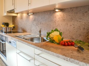 Mikrobølgeovn, ovn, oppvaskmaskin og brødrister