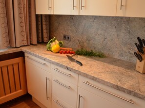 Mikrobølgeovn, ovn, oppvaskmaskin og brødrister