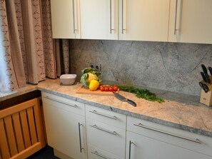 Mikrobølgeovn, ovn, oppvaskmaskin og brødrister