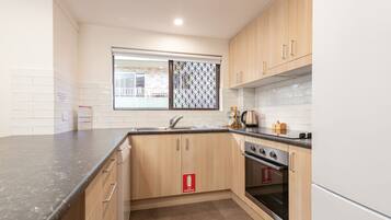 冰箱、微波炉、烤箱、炉灶