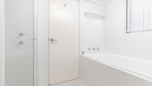 Baignoire, séchoir à cheveux