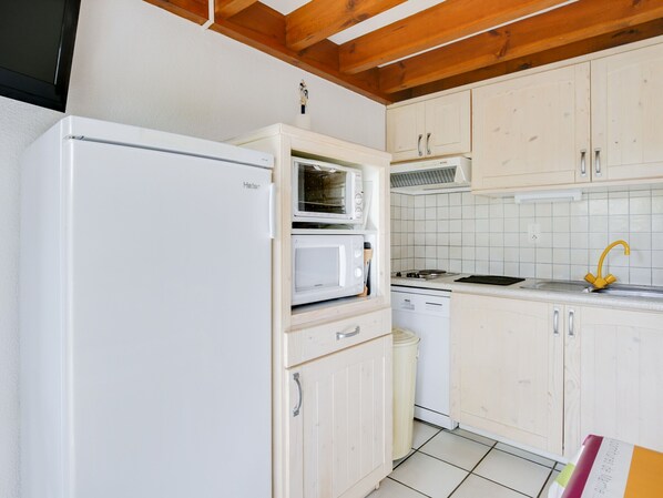 Fridge, microwave, oven, stovetop - Cozy house in Biscarrosse Lake for 6, near the beach, private parking (Biscarrosse)