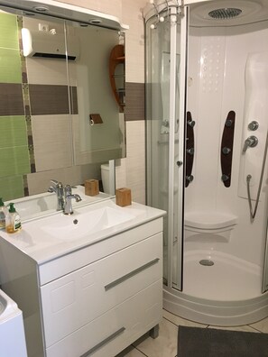 Douche, sèche-cheveux, papier toilette