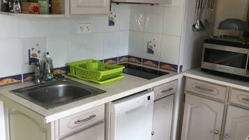 Réfrigérateur, micro-ondes, plaque de cuisson, lave-vaisselle