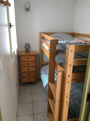 2 chambres, fer et planche à repasser, lit parapluie, draps fournis