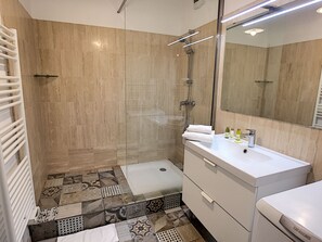 Douche, sĂšche-cheveux, savon