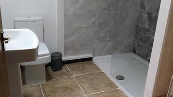 Elite Chalet | Bathroom | Shower, towels