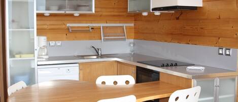 Kjøleskap, mikrobølgeovn, ovn og kokeplater