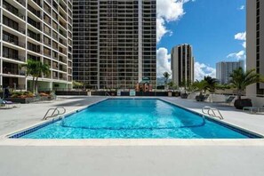 A heated pool - Block to Beach! Waikiki Banyan Ocean View Condo with Free parking (Honolulu)