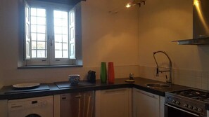 Fridge, oven, dishwasher, coffee/tea maker