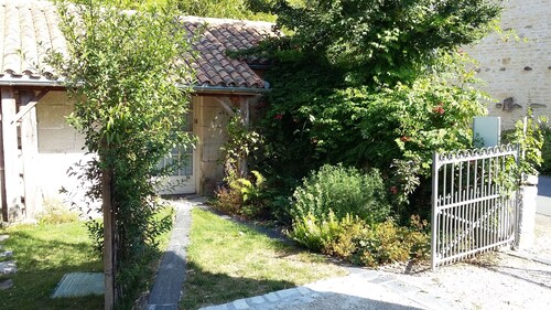 Character cottage for 6 people on the edge of the water in the Marais Poitevin 