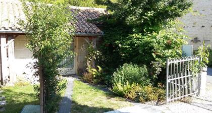 Character cottage for 6 people on the edge of the water in the Marais Poitevin