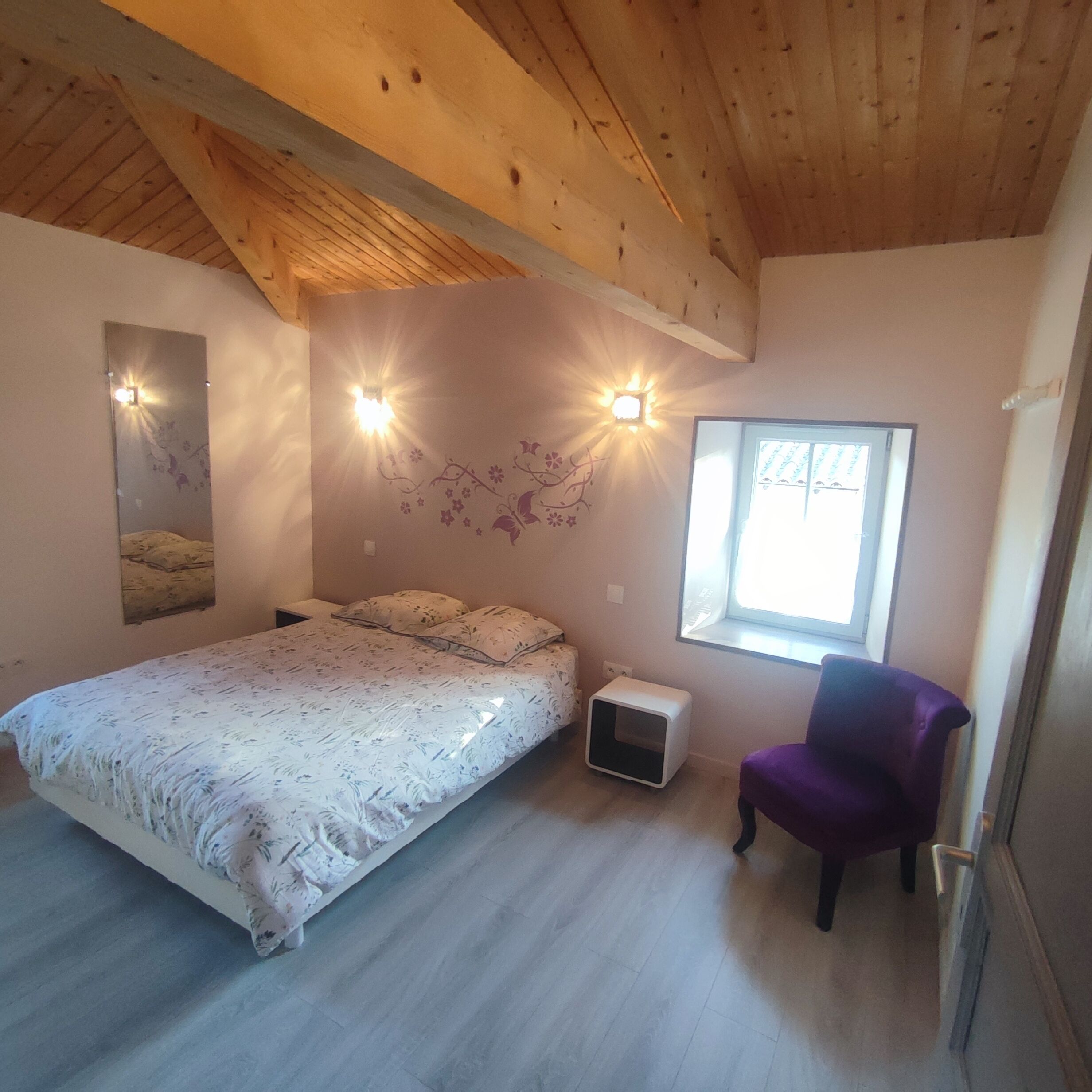 3 間睡房、熨斗/熨衫板、可攜式嬰兒床、床單