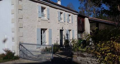 Character cottage for 6 people on the edge of the water in the Marais Poitevin