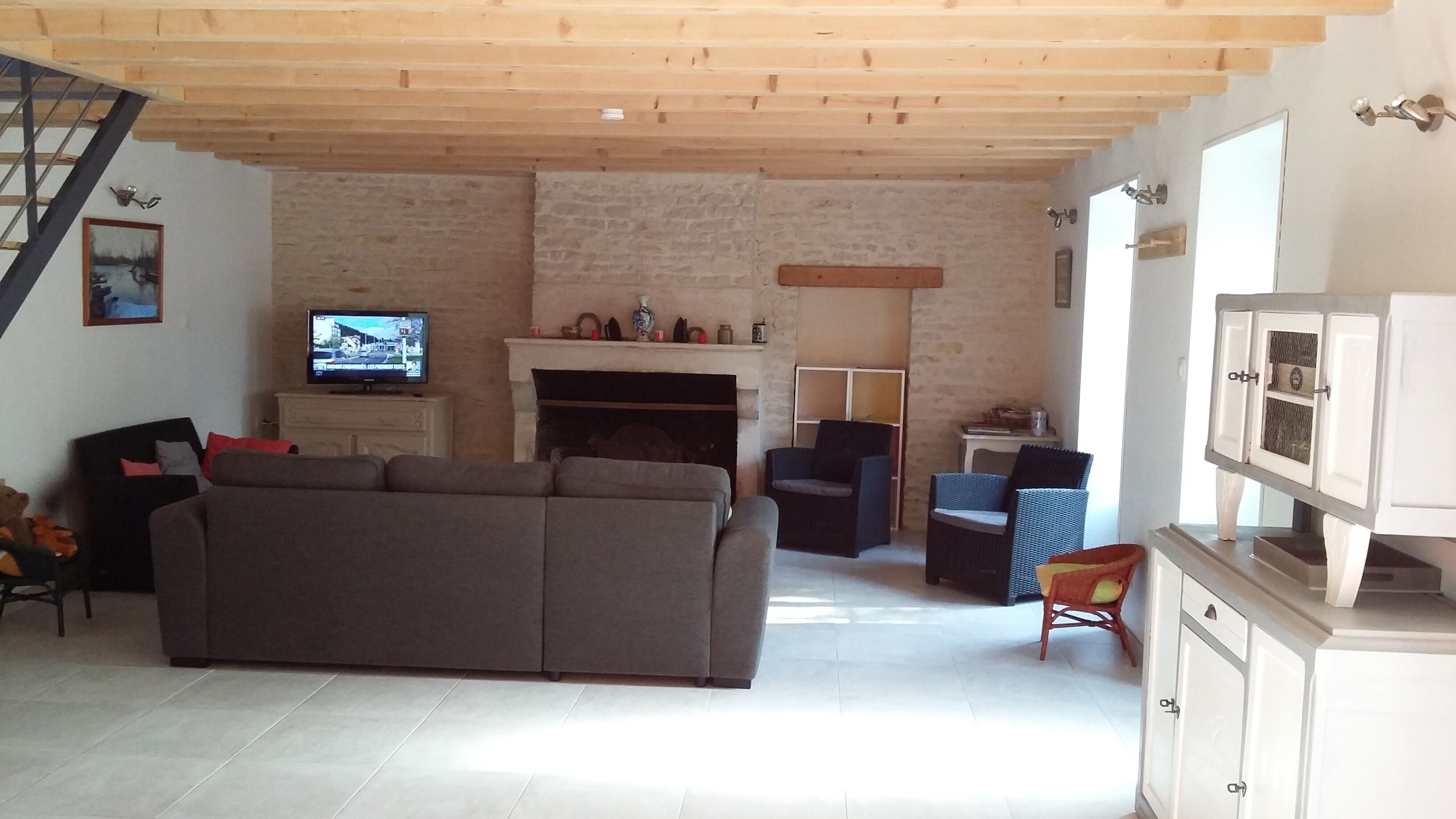 電視、壁爐、書籍