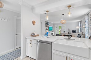 Interior - ⭐Gorgeous Property I Walk to Beach I Community Pool I 2BR Summerhouse #5 (Destin)
