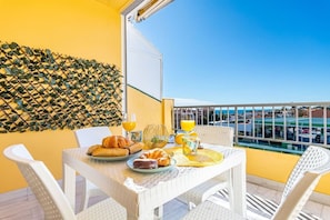 Outdoor dining - Penthouse in the center of La Cala and a step away from Playa! (La Cala de Mijas)