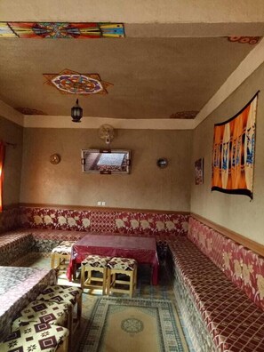 Lobby sitting area - Gite cafe restaurant Manzah (Rissani)