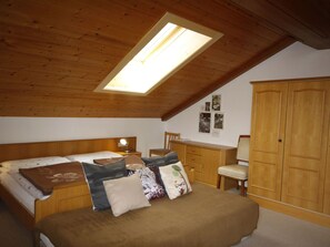 1 bedroom, travel cot, free WiFi