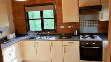 Chalet, 3 Bedrooms | Private kitchen | Fridge, microwave, oven, electric kettle
