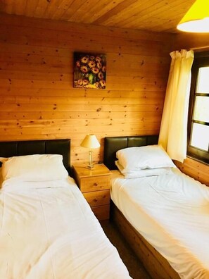 Chalet, 3 Bedrooms | 3 bedrooms, bed sheets - Goldcrest 3 Hot Tub (Carmarthen)