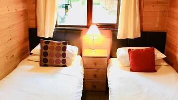 Chalet, 3 Bedrooms | 3 bedrooms, bed sheets