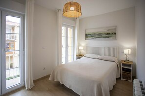 1 dormitorio y tabla de planchar con plancha