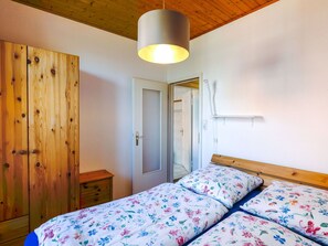 1 Schlafzimmer, Reisekinderbett, kostenloses WLAN, Bettwäsche
