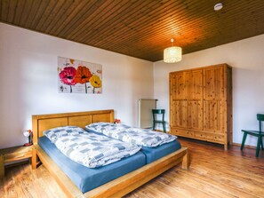 2 bedrooms, travel crib, free WiFi, bed sheets - Lovely apartment for 6 guests with WIFI, TV, patio and pets allowed (Brunsbüttel)