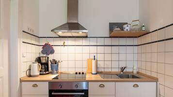 Ofen, Toaster, Hochstuhl, Esstisch