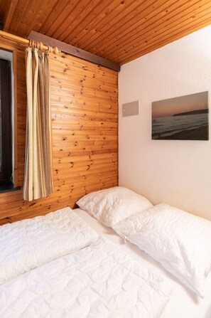 2 bedrooms, travel crib, free WiFi