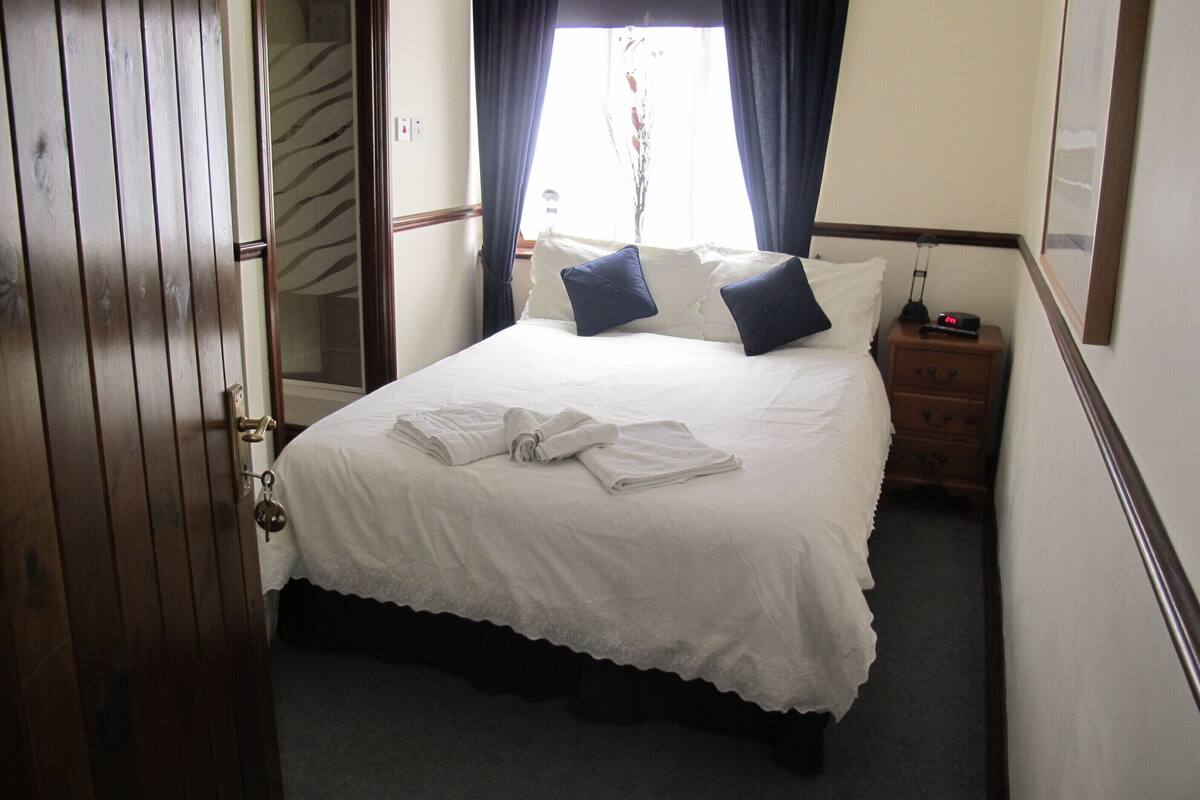 Comfort Double or Twin Room | Blackout drapes, iron/ironing board (on request), cribs (surcharge)