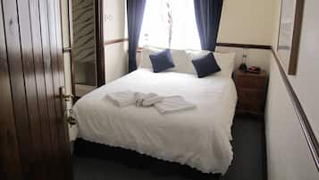 Kamar Double atau Twin Comfort | Tirai kedap cahaya dan setrika/meja setrika