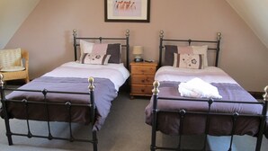 Comfort Double or Twin Room | Blackout drapes, iron/ironing board (on request), cribs (surcharge) - Burnt Mill Cottage (Burnham-on-Crouch)
