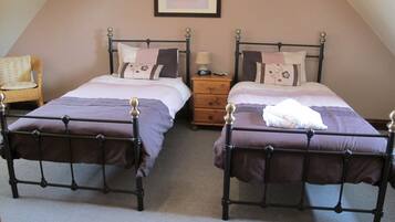 Kamar Double atau Twin Comfort | Tirai kedap cahaya dan setrika/meja setrika