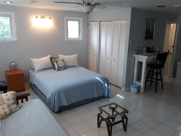 1 habitación, tabla de planchar con plancha, wifi gratis y ropa de cama 