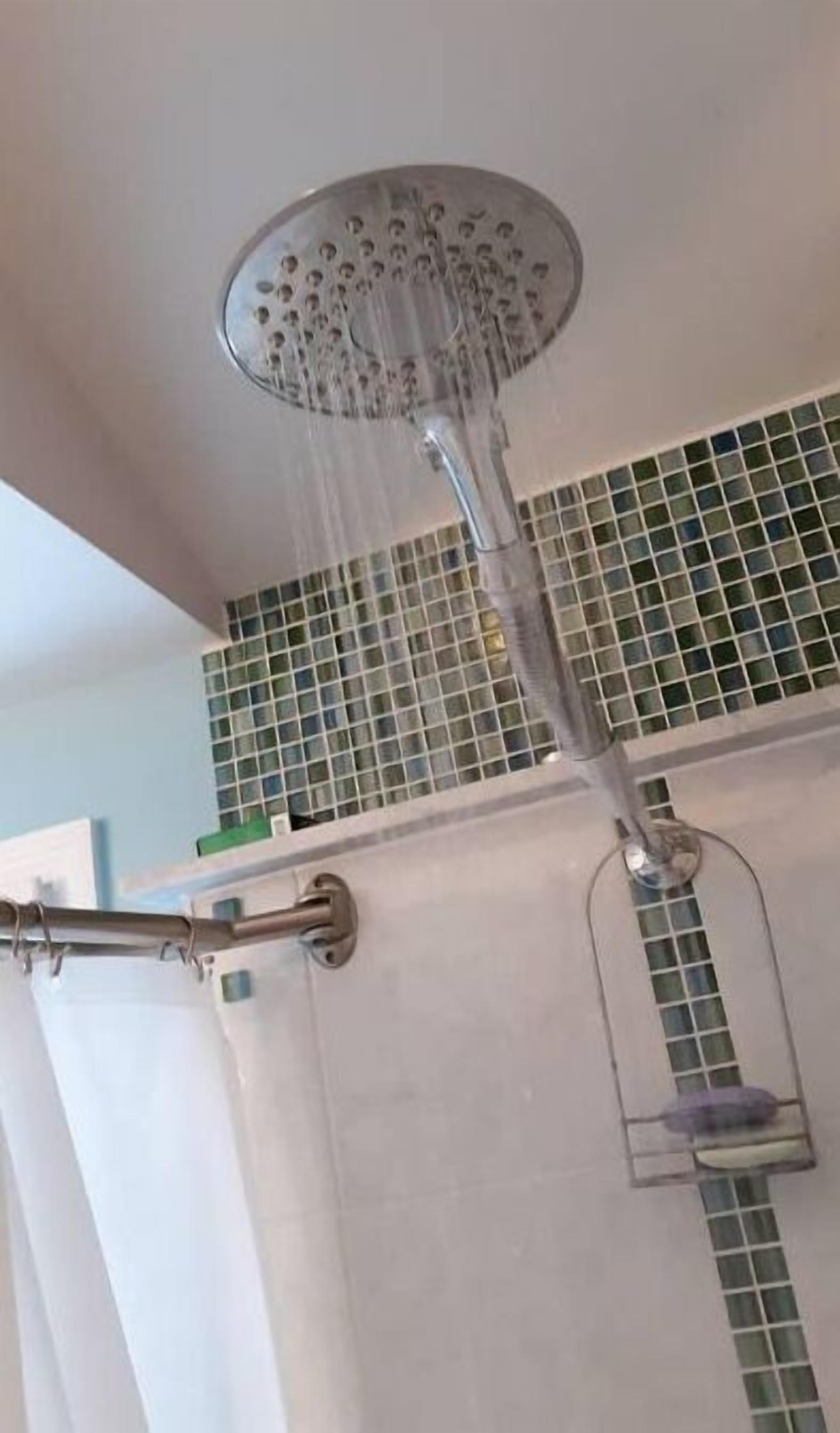 Tina con regadera, secadora de cabello, toallas, jabón 