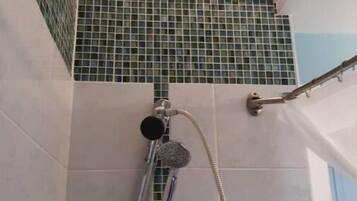 Bañera con ducha, secador de pelo, toallas, jabón