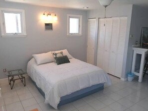 1 habitación, tabla de planchar con plancha, wifi gratis y ropa de cama